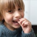 Kiedy lakować dziecku zęby i na co zwrócić uwagę?