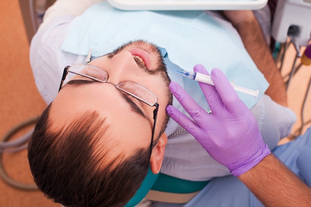 Ile czasu zajmuje usuwanie kamienia nazębnego u dentysty?