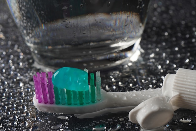 Jak prawidłowo dbać o czystość protezy zębowej?