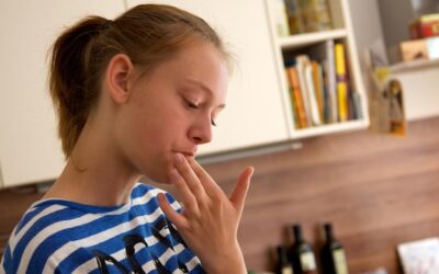 Jak rozpoznać zapalenie okostnej jamy ustnej i jakie objawy powinny niepokoić?