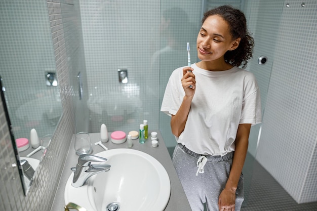 Jak wybrać elektryczną szczoteczkę do zębów odpowiednią dla siebie?