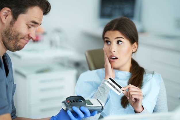 Od czego zależy, ile kosztuje fluoryzacja u dentysty?