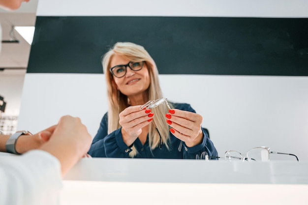 Ile kosztują zęby porcelanowe - ceny i czynniki wpływające na koszt