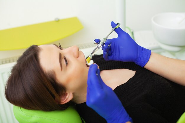 Scaling ile trwa w gabinecie stomatologicznym?