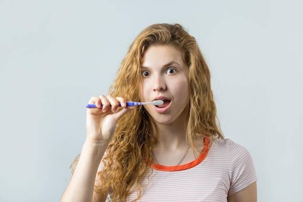 Jaka szczoteczka pomoże przy recesji dziąseł?